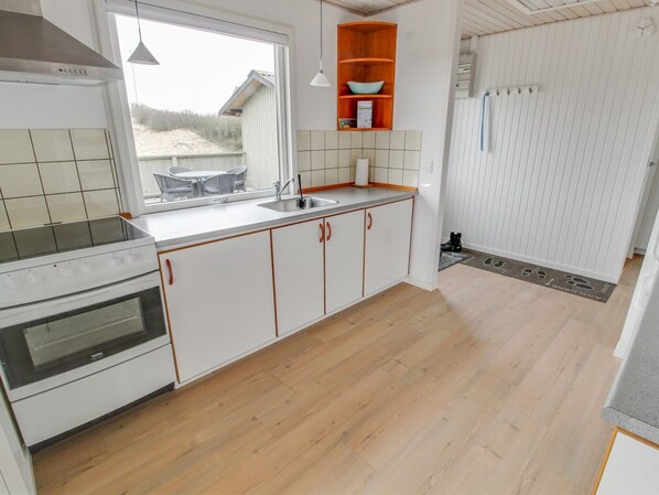 Køleskab, mikrobølgeovn, ovn, højstol