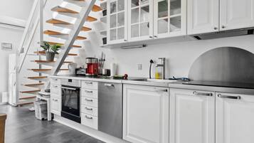 Fridge, microwave, dishwasher, cookware/dishes/utensils