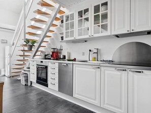 ثلاجة، ميكروويف، غسالة أطباق، مستلزمات طهي/أطباق/أوعية