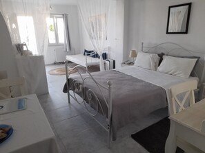 Suite estándar | Caja fuerte, decoración individual, mobiliario individual