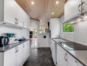 Een koelkast, een microgolfoven, een oven, een vaatwasser