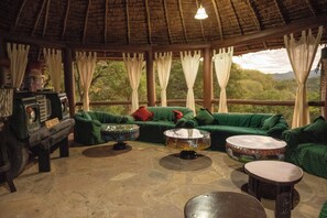 Lobby lounge - Sable Mountain Lodge (Selous Game Reserve)