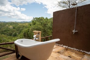 Deluxe Double Room | Bathroom | Rainfall showerhead, free toiletries, towels, soap - Sable Mountain Lodge (Selous Game Reserve)