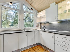 Kühlschrank, Mikrowelle, Geschirrspüler, Kochgeschirr/Geschirr/Besteck