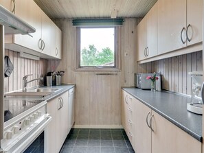 Køleskab, mikrobølgeovn, opvaskemaskine, køkkentøj/tallerkener/redskaber