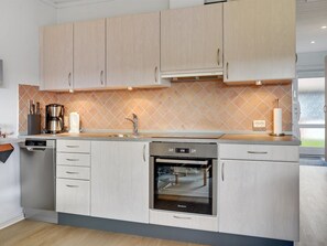 Kühlschrank, Mikrowelle, Geschirrspüler, Kochgeschirr/Geschirr/Besteck