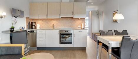 Fridge, microwave, dishwasher, cookware/dishes/utensils