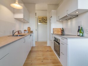 Køleskab, ovn, opvaskemaskine, højstol