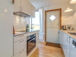 Køleskab, ovn, opvaskemaskine, højstol