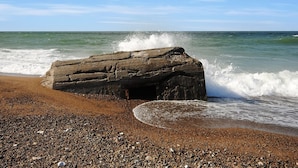 A rocky shoreline with waves crashing against the rocks. - "Elsia" - 1.5km to the fjord by Interhome (Frøstrup)