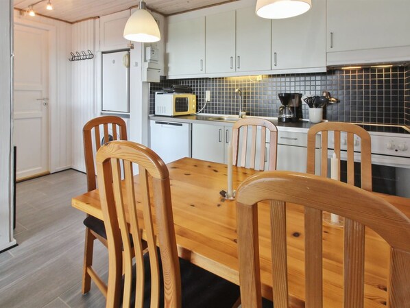 Køleskab, mikrobølgeovn, køkkentøj/tallerkener/redskaber