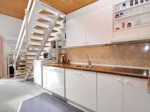 Kjøleskap, mikrobølgeovn, oppvaskmaskin og høy barnestol