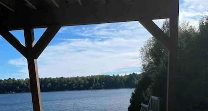 Magnifique Chalet style scandinave au bord du Lac-Simon