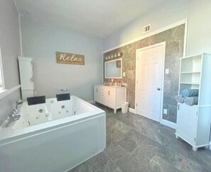 Haartrockner, Handtücher, Seife, Toilettenpapier