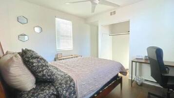 2 bedrooms, desk, WiFi, bed sheets