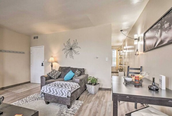 TV - Apt 2-Downtown Pittsburgh Apt w/ City View Balcony (Pittsburgh)