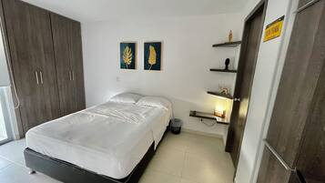 1 habitación, tabla de planchar con plancha, wifi gratis y ropa de cama