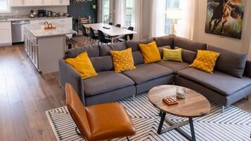 Smart-TV, Kamin, Bücher