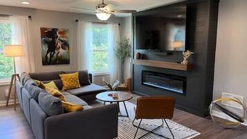 Smart-TV, Kamin, Bücher