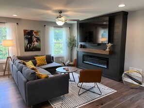 Smart TV, chimenea y libros 