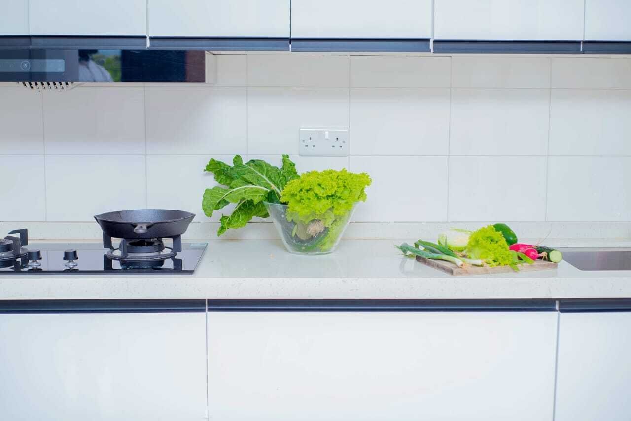 Een koelkast, een microgolfoven, een kookplaat