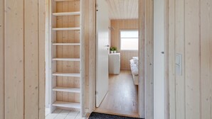 Ein Holzinnenraum mit einer Treppe, die zu einem Schlafzimmer führt.