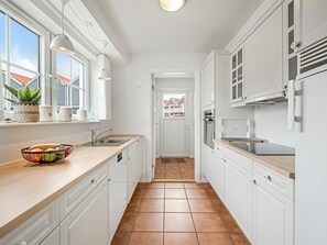 Kylskåp, mikrovågsugn, ugn och diskmaskin