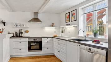 Kühlschrank, Mikrowelle, Ofen, Geschirrspüler