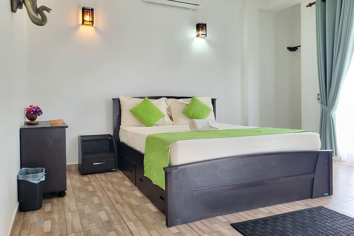 Kamar Double Deluks | Meja kerja, ruang kerja ramah laptop, dan seprai linen