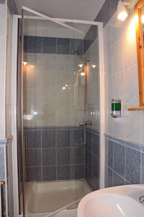 Standard Double or Twin Room | Bathroom