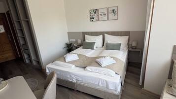 Kahden hengen design-huone (yksi tai kaksi sänkyä), näköala pihalle | Ilmainen Wi-Fi, vuodevaatteet