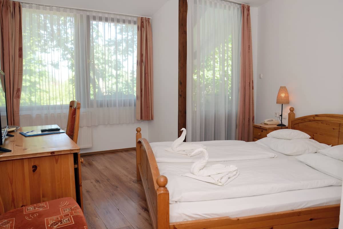 Standaard kamer, 1 twee- of 2 eenpersoonsbedden | Een bureau, gratis wifi