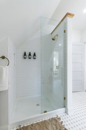 Shower, hair dryer, towels, soap - The Loft - Cozy Retreat in Historic Downtown (Frankfort)