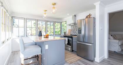 The Loft - Cozy Retreat in Historic Downtown