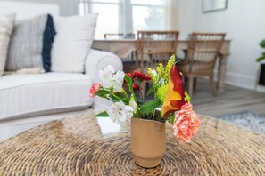 智能電視、壁爐、書籍、音響