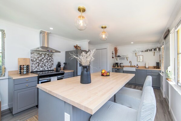 Jääkaappi, mikroaaltouuni, uuni, liesi