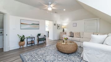 Smart TV, fireplace, books, stereo