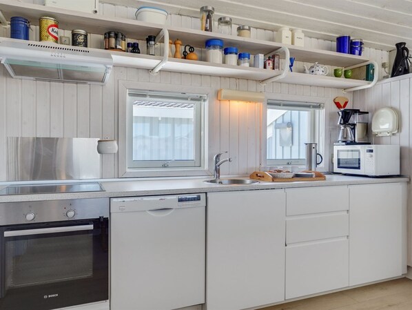 Køleskab, mikrobølgeovn, opvaskemaskine, køkkentøj/tallerkener/redskaber