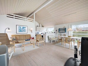 Televisión y chimenea 