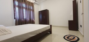 3 bedrooms, iron/ironing board, WiFi, bed sheets - King's Villa Kamburugamuwa Long Term Rental Aparment (Kamburugamuva)