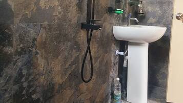 Dusche, Bidet, Handtücher, Seife