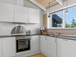 Køleskab, mikrobølgeovn, opvaskemaskine, køkkentøj/tallerkener/redskaber