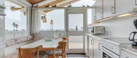 Fridge, microwave, dishwasher, cookware/dishes/utensils