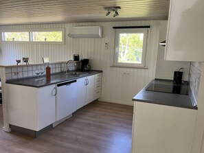 Køleskab, mikrobølgeovn, opvaskemaskine, køkkentøj/tallerkener/redskaber