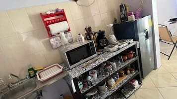 Geladeira, micro-ondas, cafeteira/chaleira