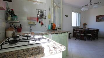 Frigorifero, microonde, forno, piano cottura