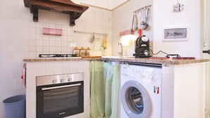 Een koffiezetapparaat/waterkoker, een koelkast, een magnetron, een oven