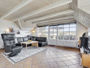 TV, fireplace, DVD player