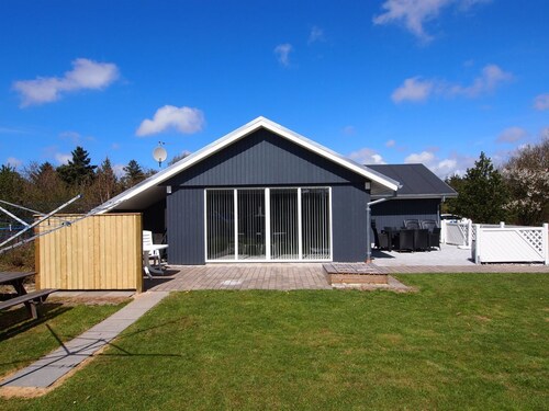 "Emmarenze" - 400m from the sea by Interhome