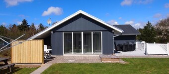 "Emmarenze" - 400m from the sea by Interhome